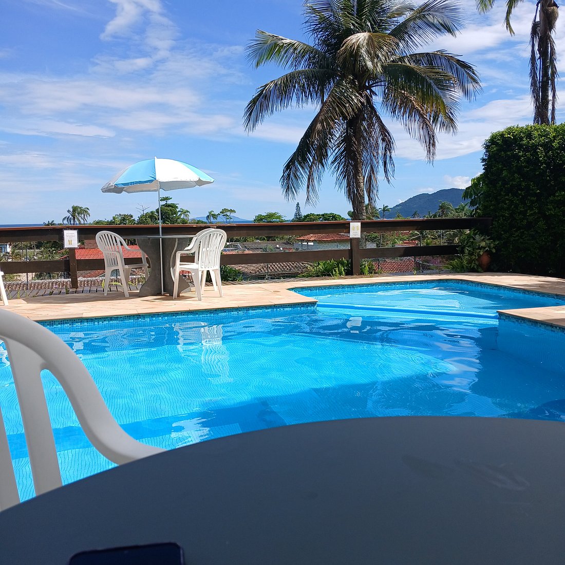 Piscina com vista para as montanhas