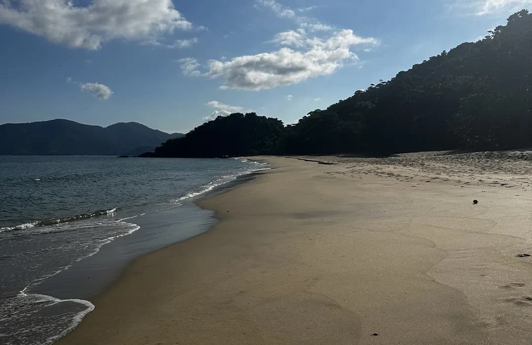 Praia deserta com montanhas